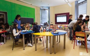 : Aula 3.0: visione d’insieme di una classe dalle pareti colorate, Istituto Comprensivo San Giorgio di Mantova, 2015. Foto G. Moscato, Archivio Indire, Fondo Fotografico