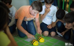 Attività di robotica e pensiero computazionale attraverso il coding: programmazione del robot, Istituto Comprensivo San Felice sul Panaro (MO), 2015. Foto G. Moscato, Archivio Indire, Fondo Fotografico